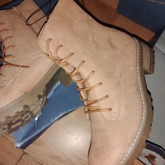 Two pairs size 8 and 7 (womens) - Picture 5 of 9